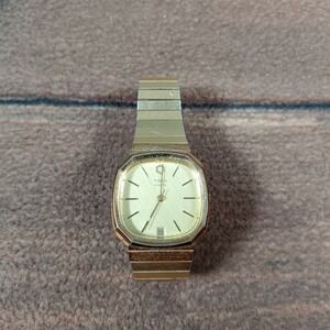 Vintage Timex Quartz Gold Tone Watch Cream Dial Date Indicator‎ Taiwan Made